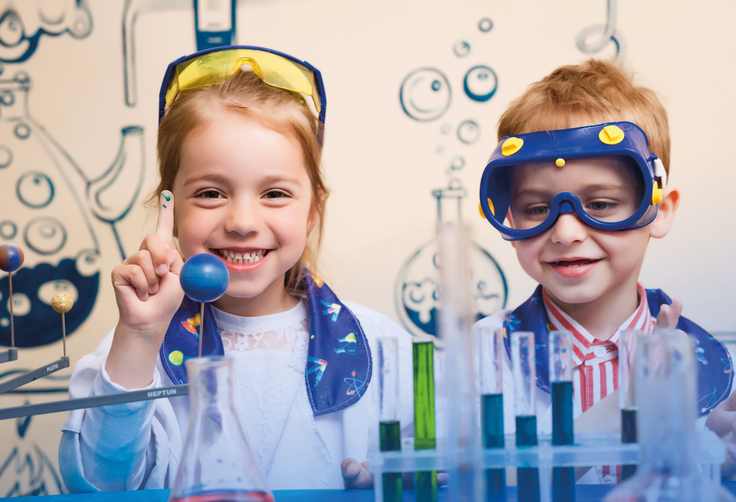 small children do chemical experiments. cheerful science, AdobeStock 170280738 aemstock