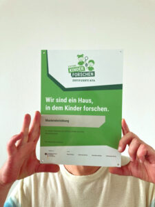 RS61424_Plakette Gesicht (c) Stiftung Kinder forschen