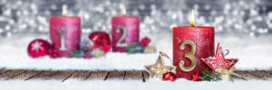 Dritter Advent schnee panorama Kerze mit Zahl dekoriert weihnachten Aventszeit holz hintergrund lichter bokeh / third sunday advent AdobeStock_stockphoto-graf-233650068